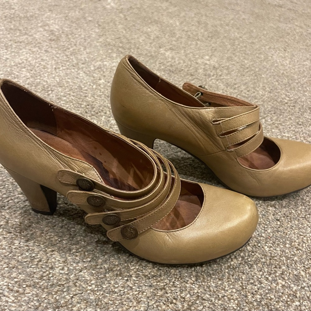 Jeffrey Campbell Tan Vintage-Inspired Heels